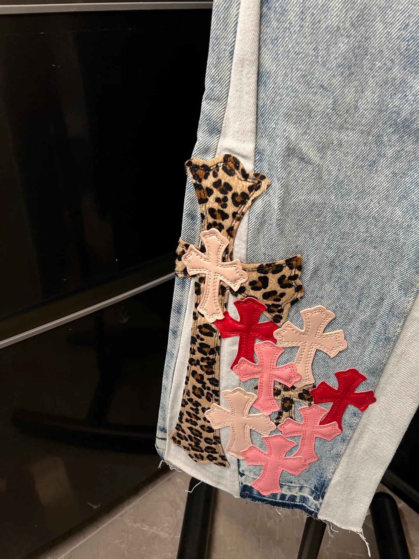 P280 [Next day] Chrome Hearts 25Ss cH Crow stitched cross patch leather heavy duty jeans (blue) Size: 28 30 32 34 36 (corresponding to s-xxl) Detailed sizes can be found in Figure 9